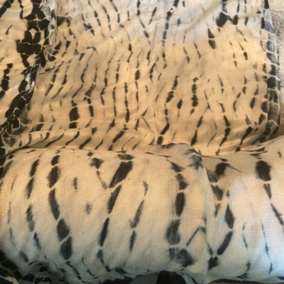 Black and white tye dye pashmina/scarf - Picture 4 of 6
